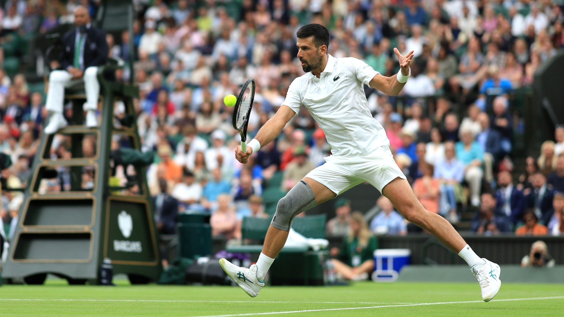 Novak Djokovic, en acción en Wimbledon. (Getty)