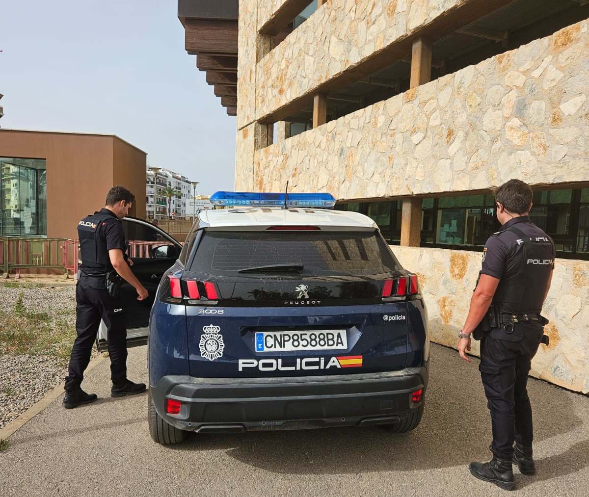 Un coche de Policía Nacional en Ibiza.