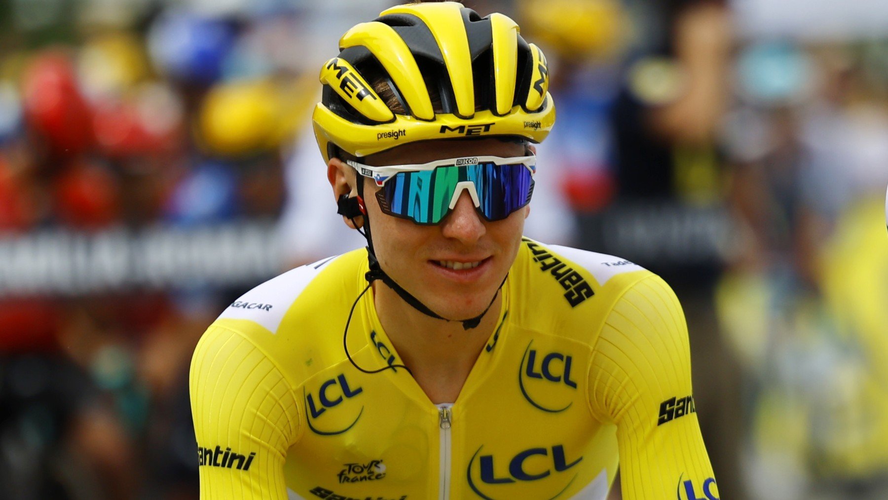 Tadej Pogacar, de amarillo durante una etapa del Tour de Francia. (EFE)