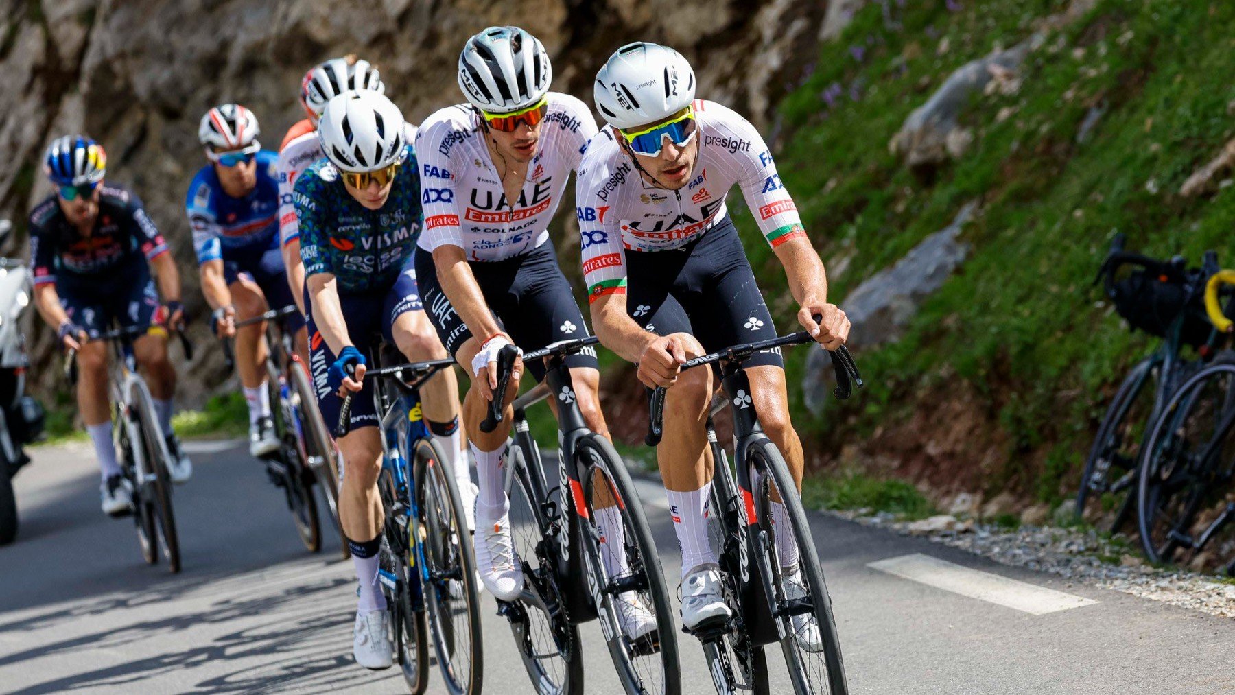 Almeida y Ayuso tiran del pelotón principal en el Tour. (UAE Team)