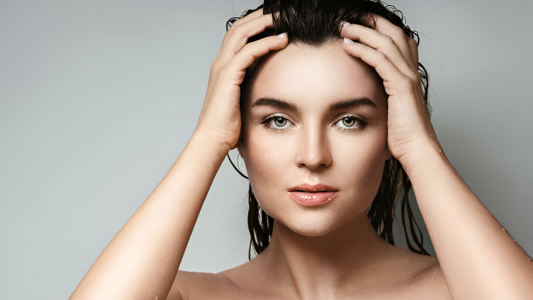 Mujer con cabello húmedo.