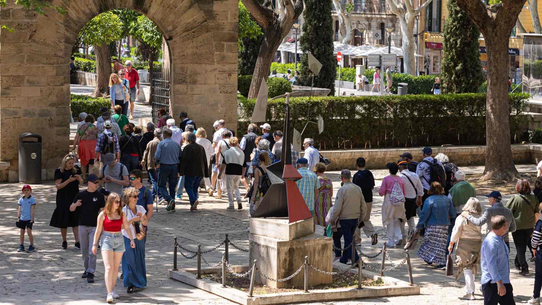 Turistas paseando por el centro de Palma (Tomàs Moyà-Europa Press).