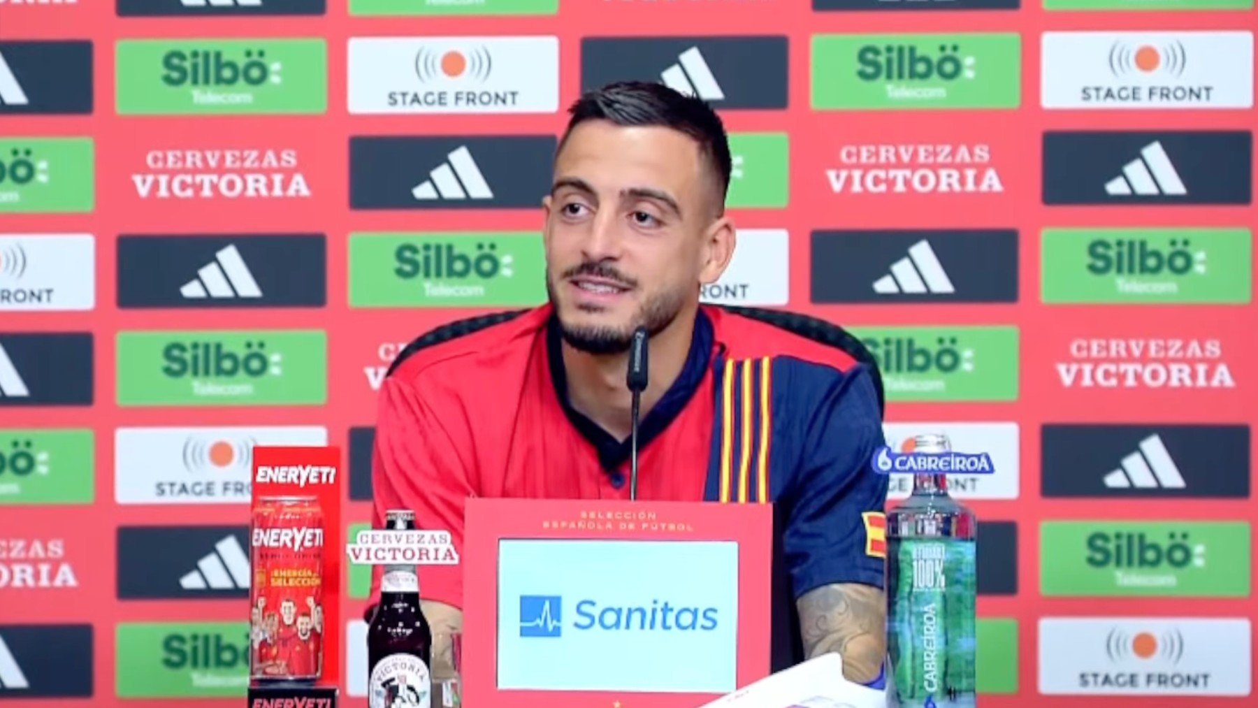 Joselu en rueda de prensa.