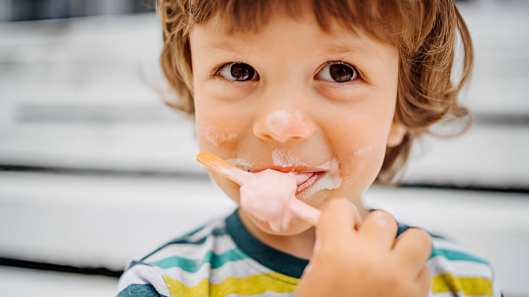 Niño comiendo helado.