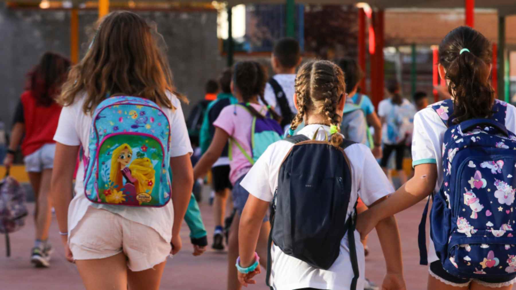 Niños a la entrada de un colegio.