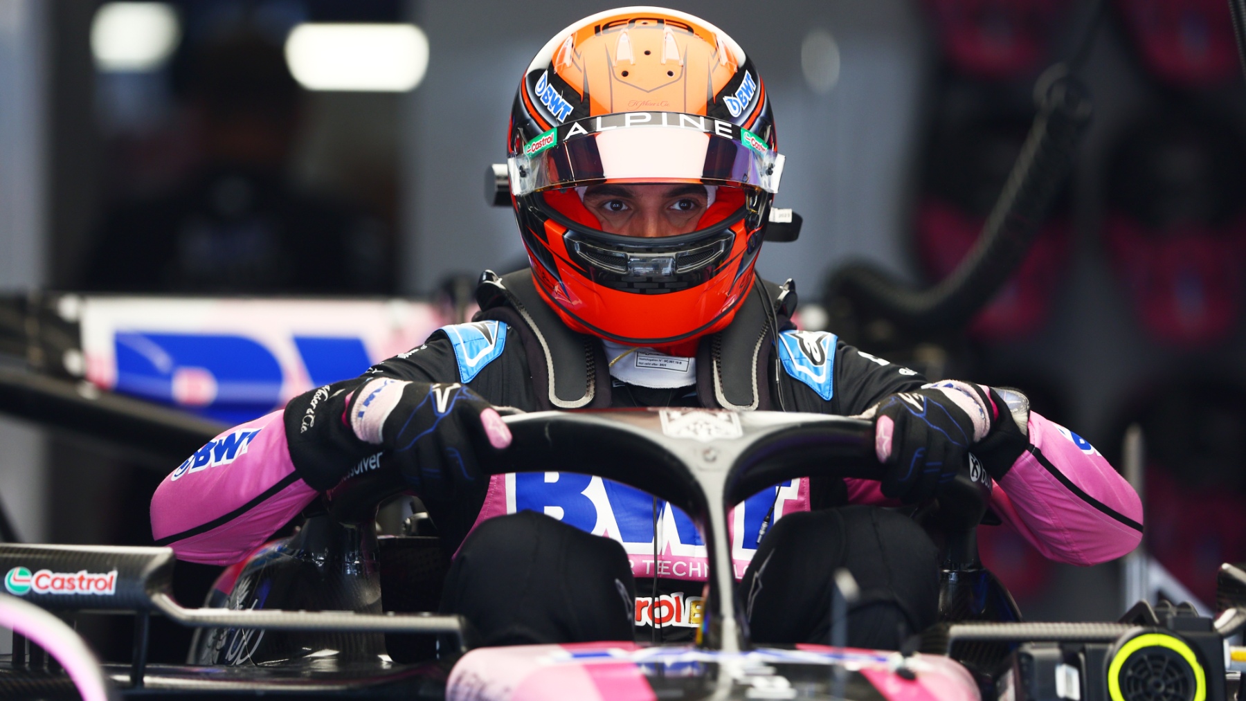 Esteban Ocon entrando en su Alpine. (Getty)