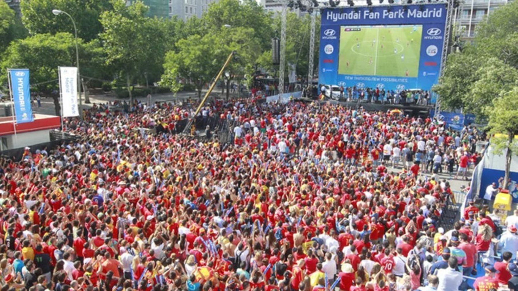 Imagen de una pantalla gigante instalada en Madrid durante la Eurocopa 2012. (EFE)