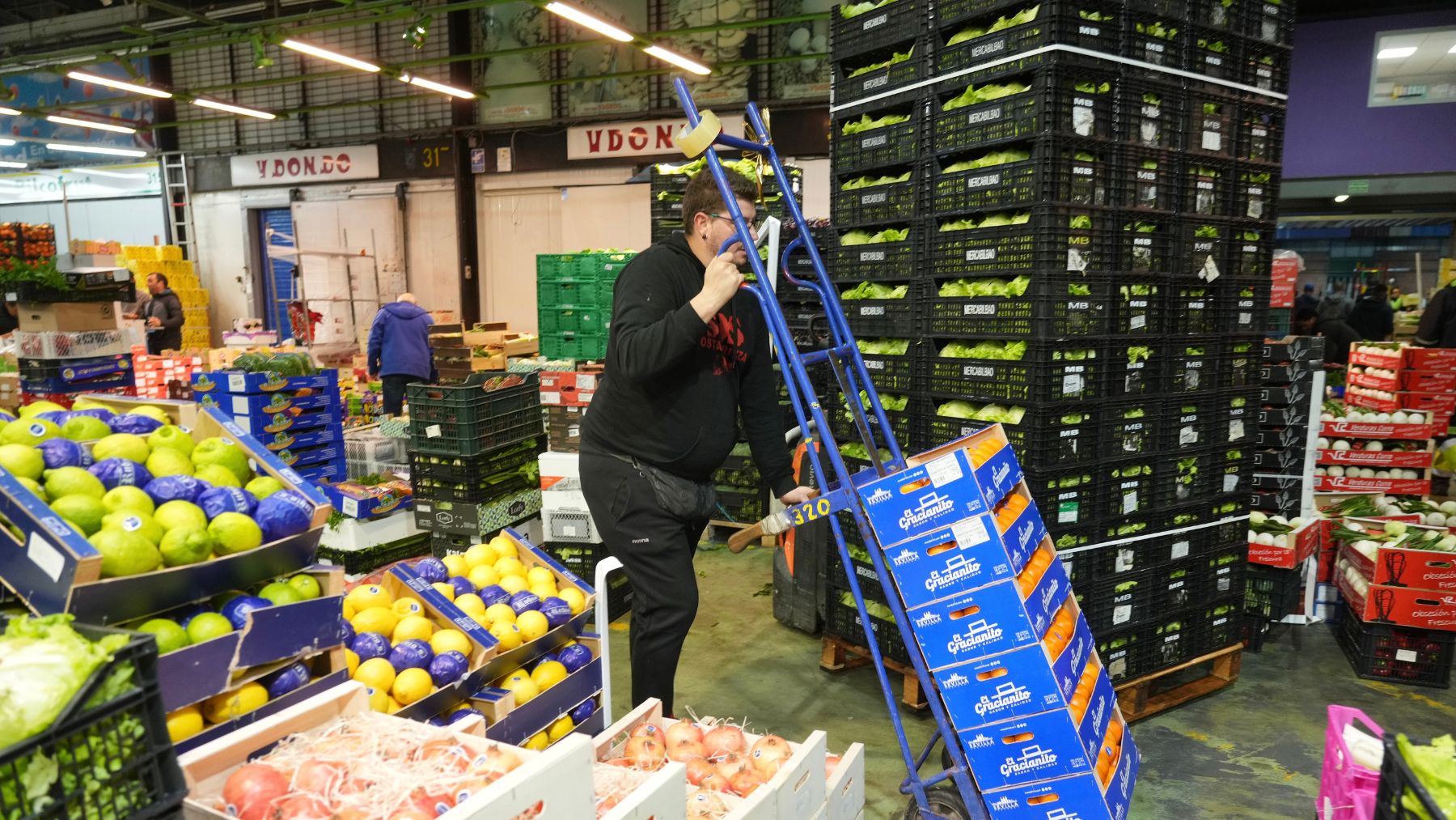 Un trabajador desplaza una carretilla con cajas en Mercabilbao (Foto: EP).