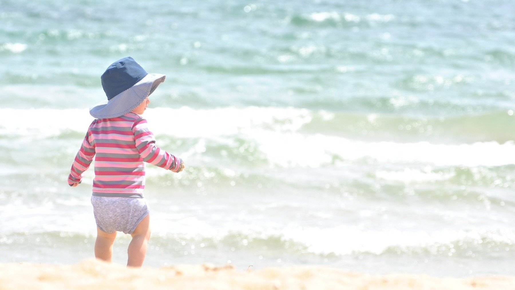 Un niño en la playa.