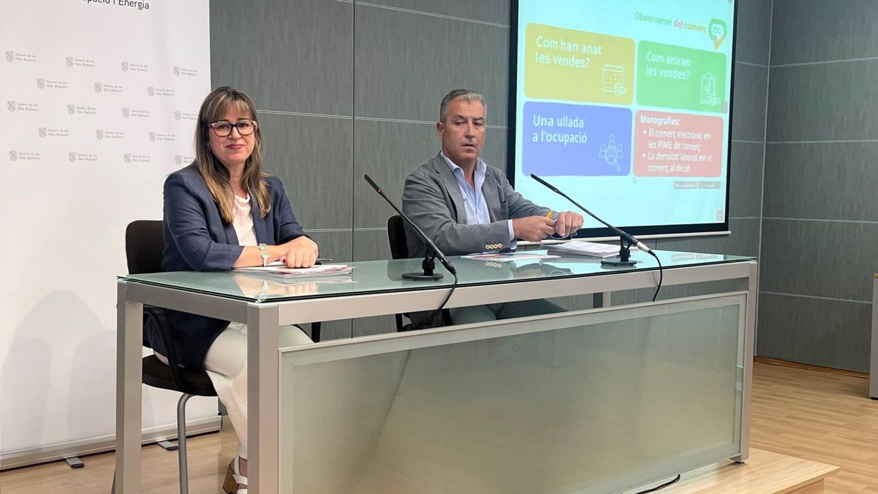 La directora general de Economía y Estadística, Catalina Barceló, y el director general de Empresa, Autónomos y Comercio, José Antonio Caldés.