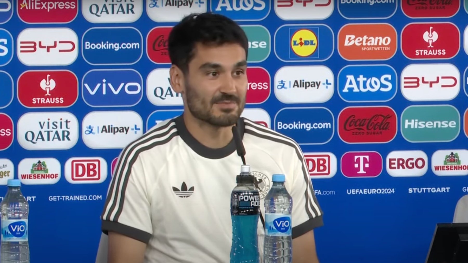 Ilkay Gündogan en la sala de prensa de Stuttgart.