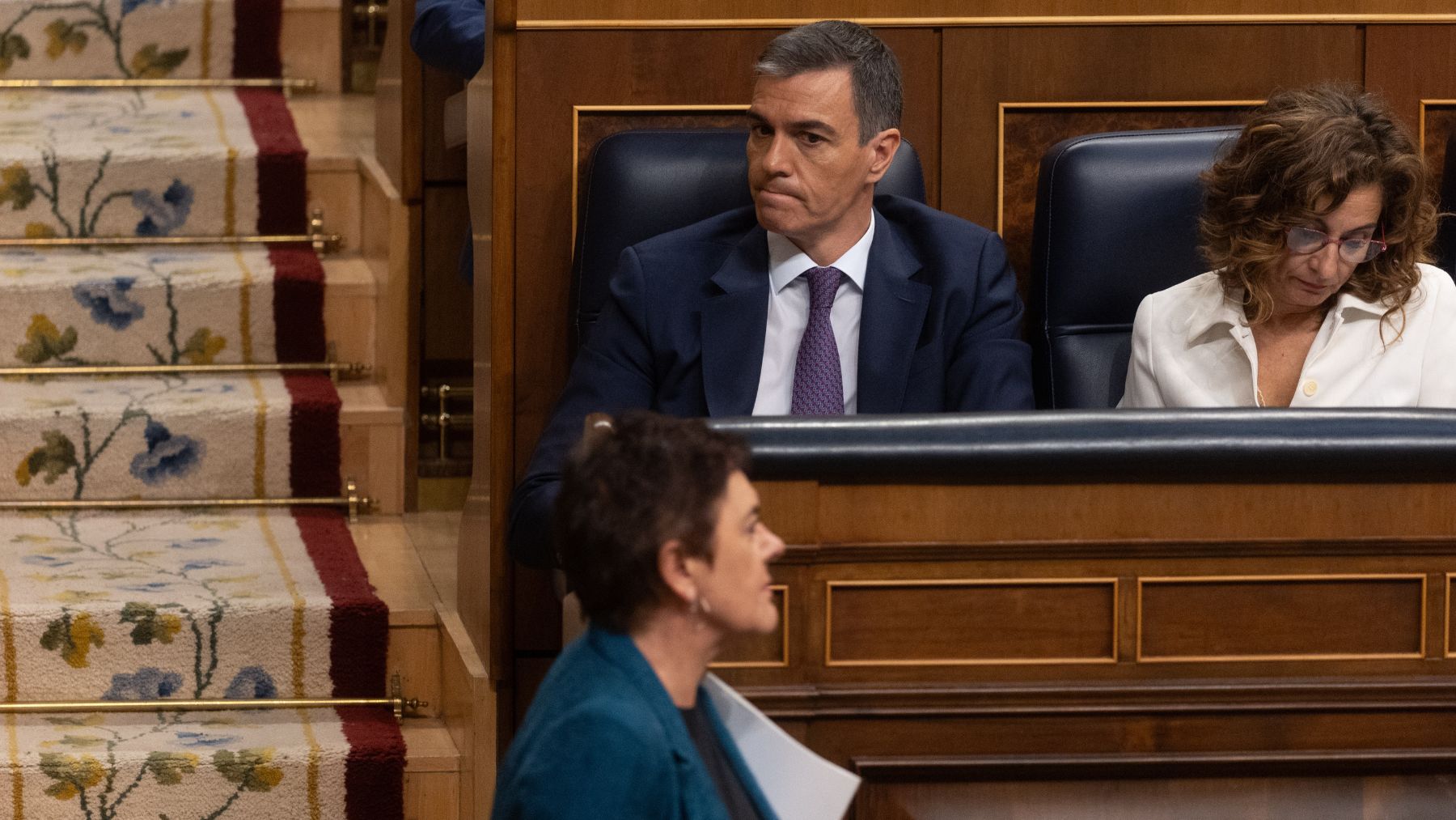 Pedro Sánchez mirando a Mertxe Aizpurua. (Foto: EP)