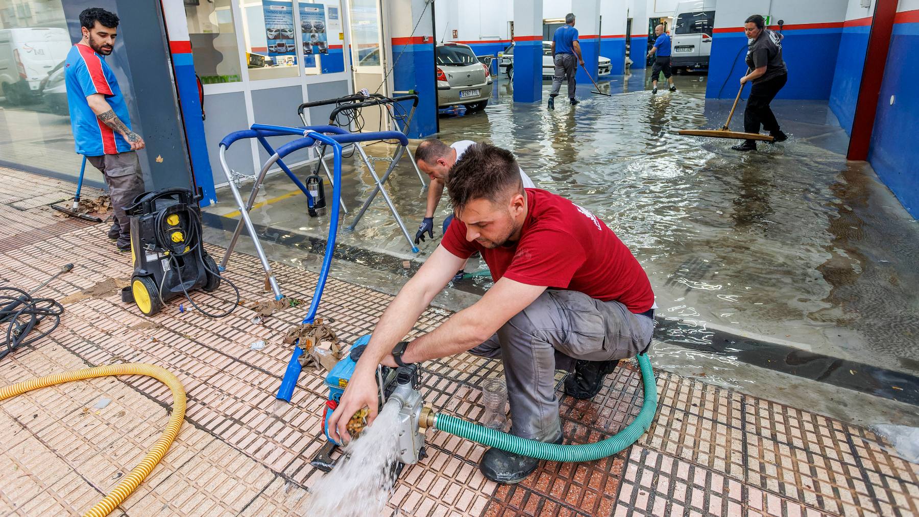 Trabajadores en un taller mecánico. (EFE)