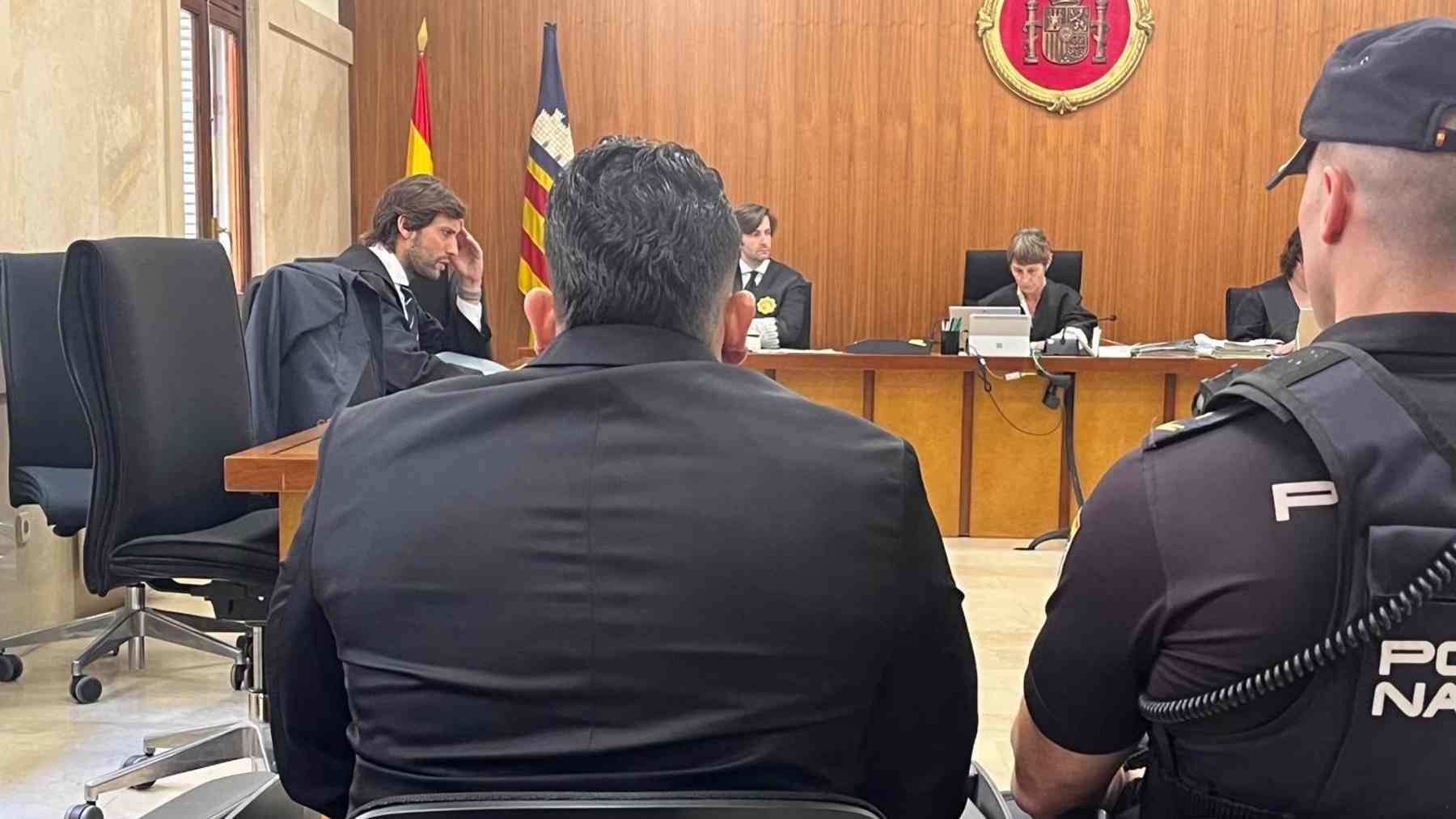 El hombre acusado de violar a su hija y manosear a dos de sus amigas, sentado para el juicio en la Audiencia Provincial. EUROPA PRESS