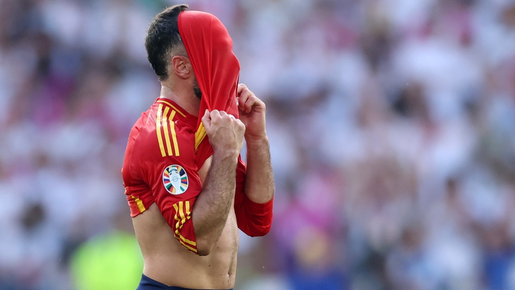 Dani Carvajal se lamenta echándose la camiseta a la cara. (Getty)