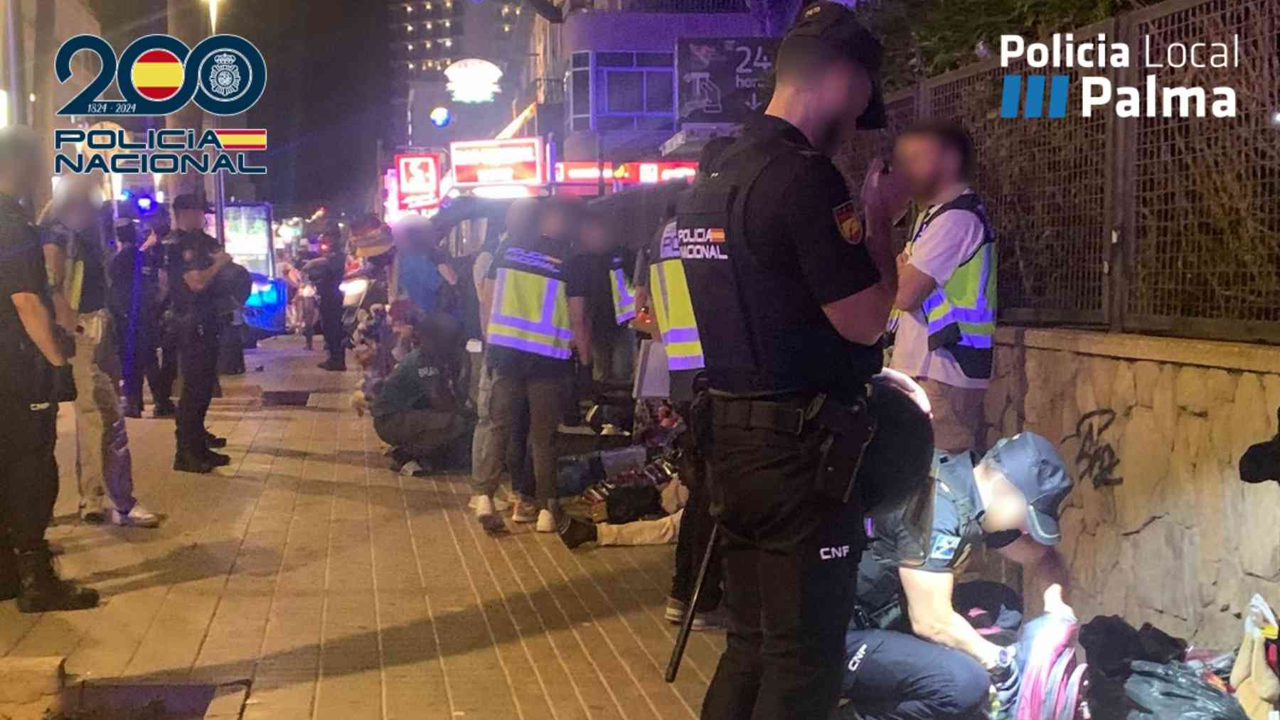 Imagen del operativo policial contra la venta ambulante ilegal en Playa de Palma.