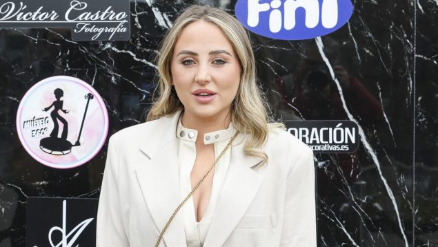 Rocío Flores en Madrid con una chaqueta blanca