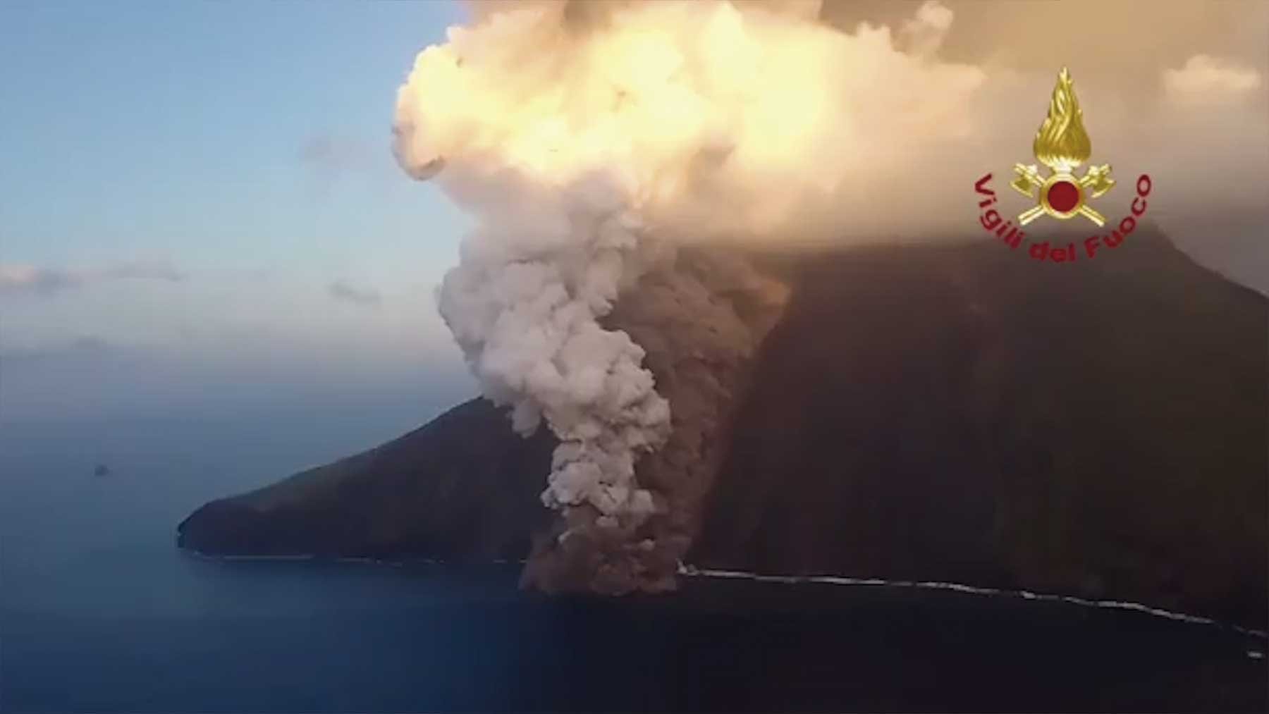 El volcán Estrómboli, al sur de Sicilia (Italia), en erupción.