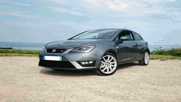 Seat Ibiza gris ocuro.