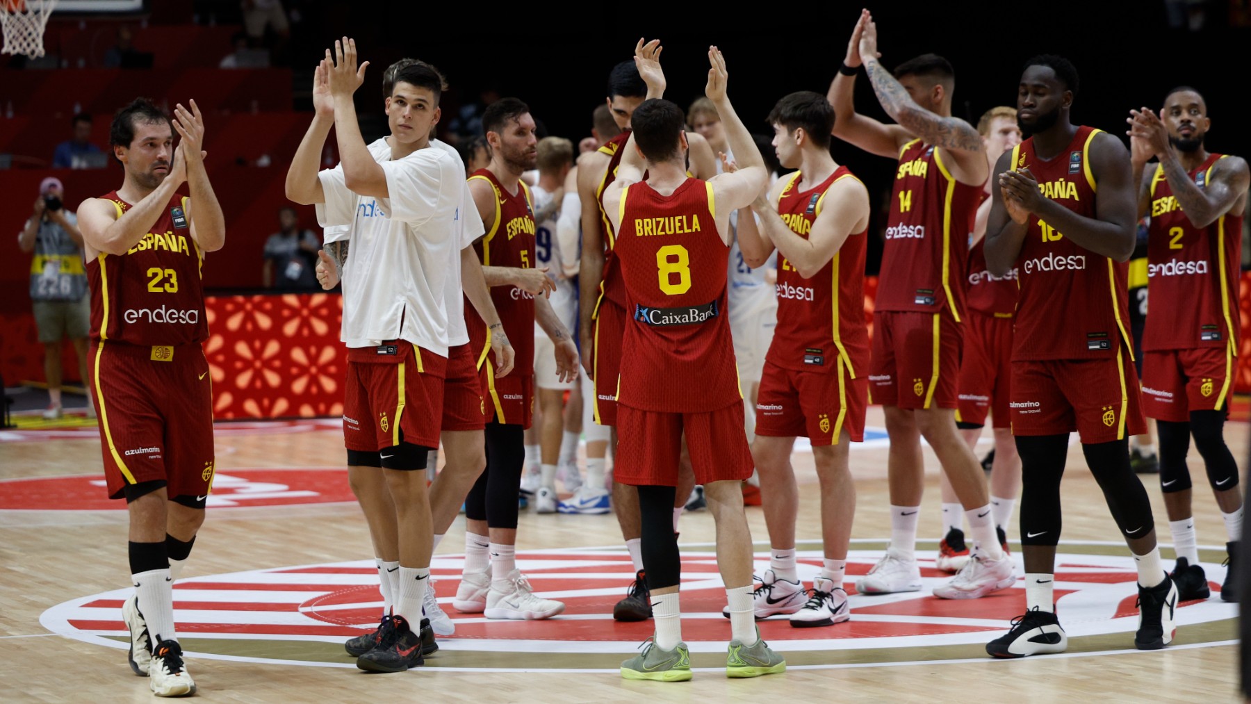 Los jugadores de España aplauden a la afición tras ganar a Finlandia. (EFE)