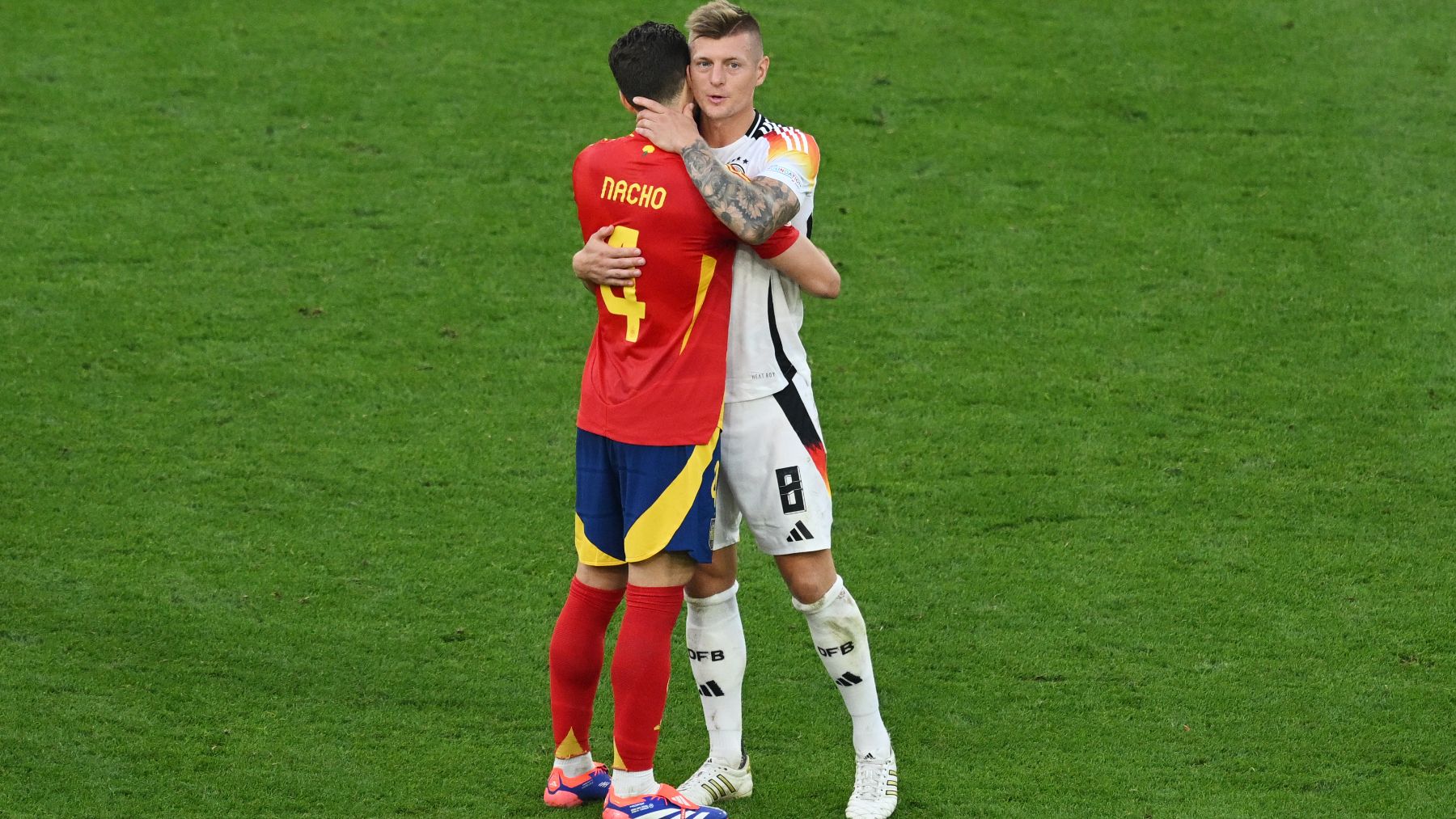 Kroos se abraza con Nacho. (Getty)