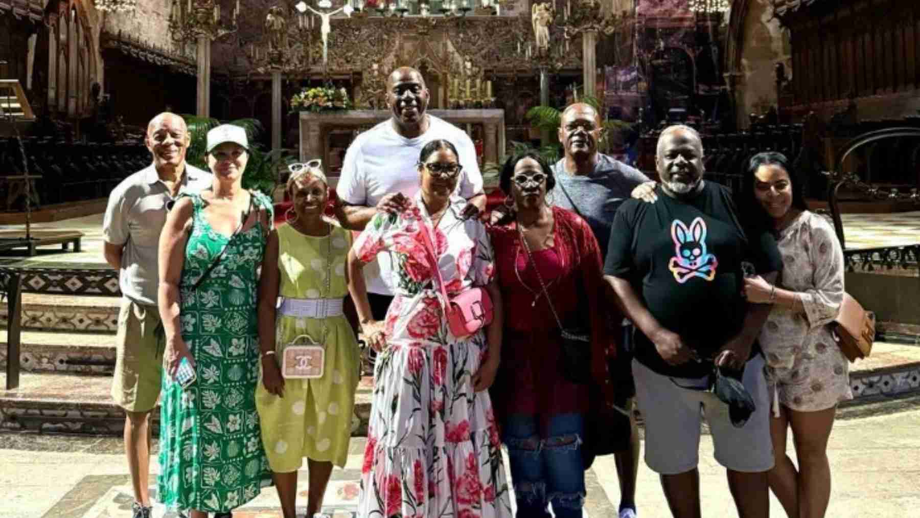 Magic Johnson posa frente al altar de la Catedral de Palma con un grupo de amigos.