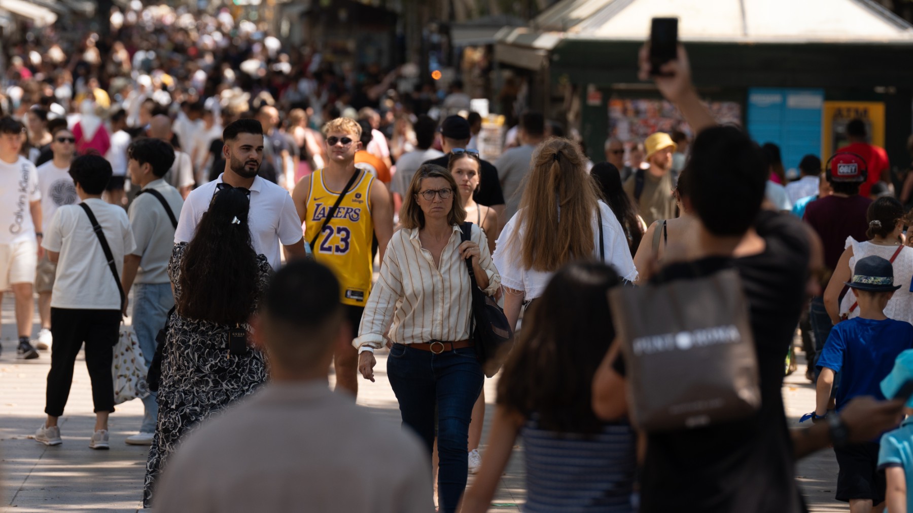 Multitud de gente en el centro de Barcelona. (EP)