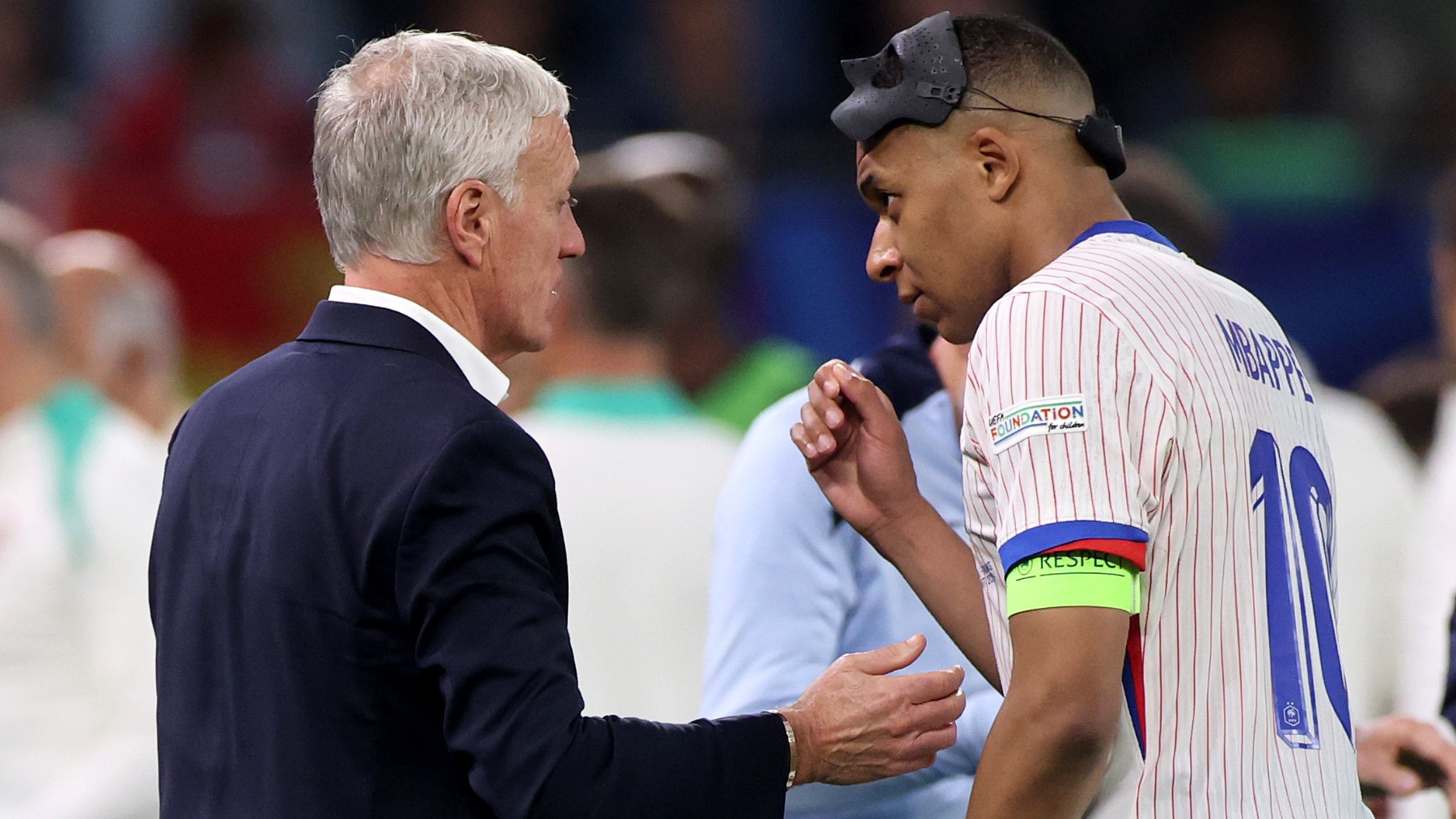Didier Deschamps y Kylian Mbappé hablando en el Portugal-Francia. (Getty)