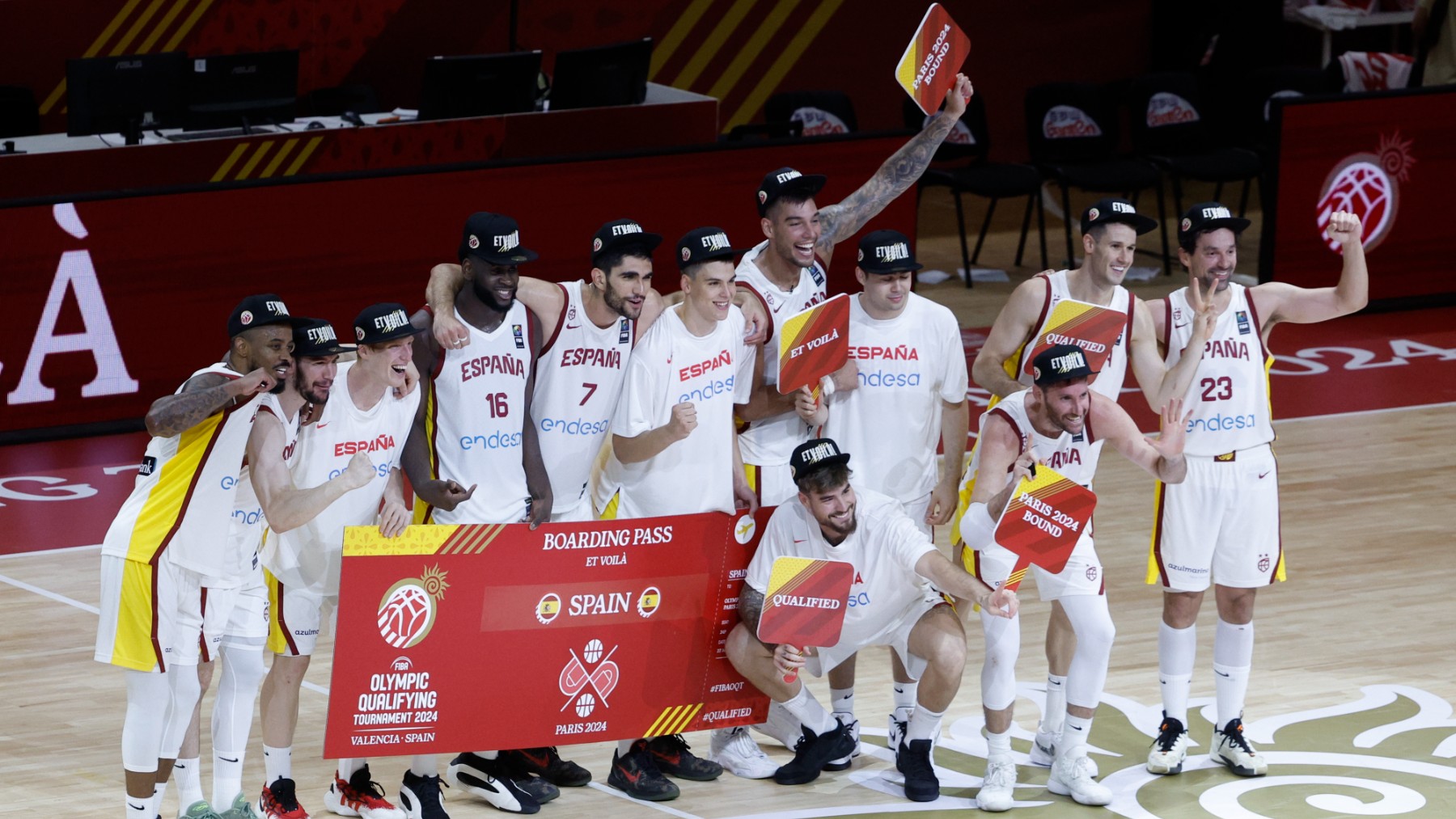 Los jugadores de España celebran el pase a los Juegos. (EFE)