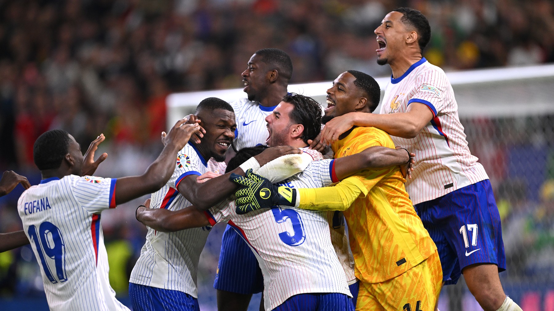 Los jugadores franceses celebran el pase a las semifinales de la Eurocopa. (Getty)