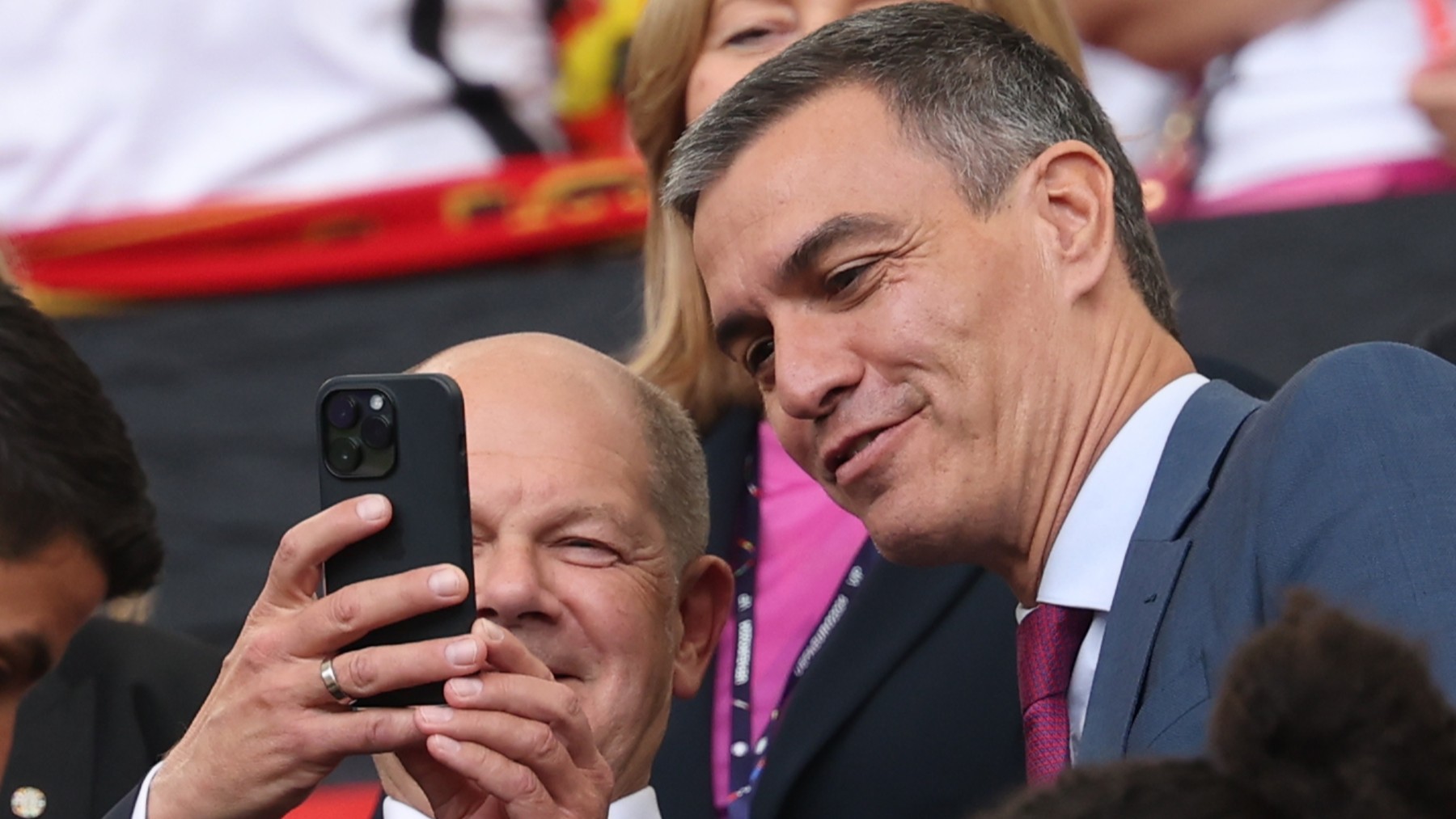 Sánchez se hace un ‘selfie’ con el presidente de Alemania en la Eurocopa. (EFE)