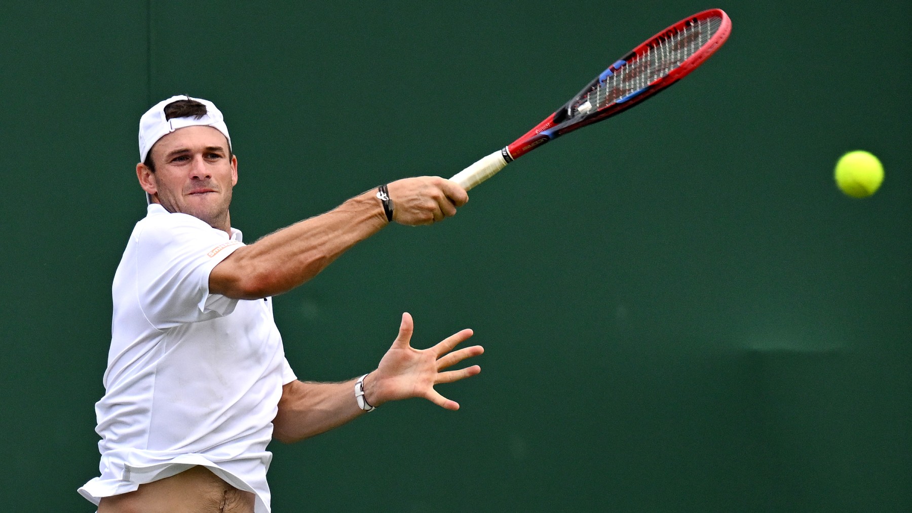 Tommy Paul golpea una derecha en Wimbledon. (Getty)