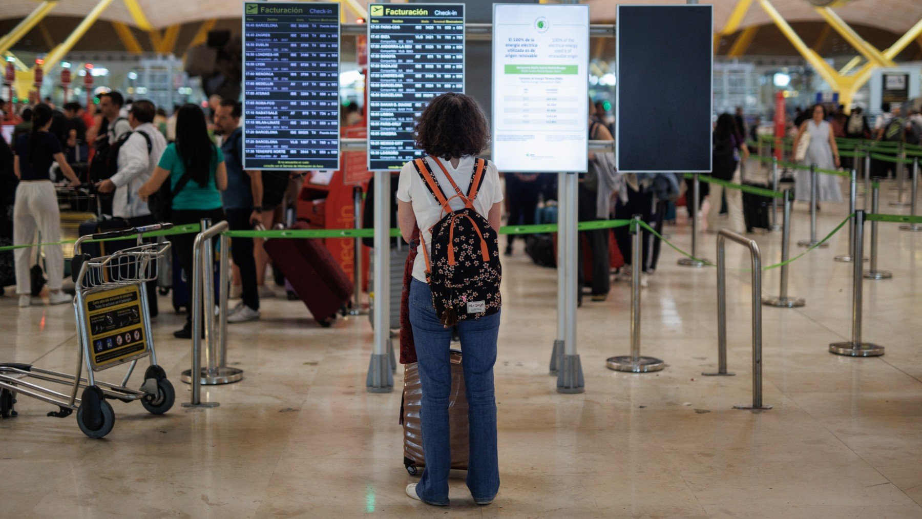 Una persona en el Aeropuerto Adolfo Suárez Madrid-Barajas. (EP)