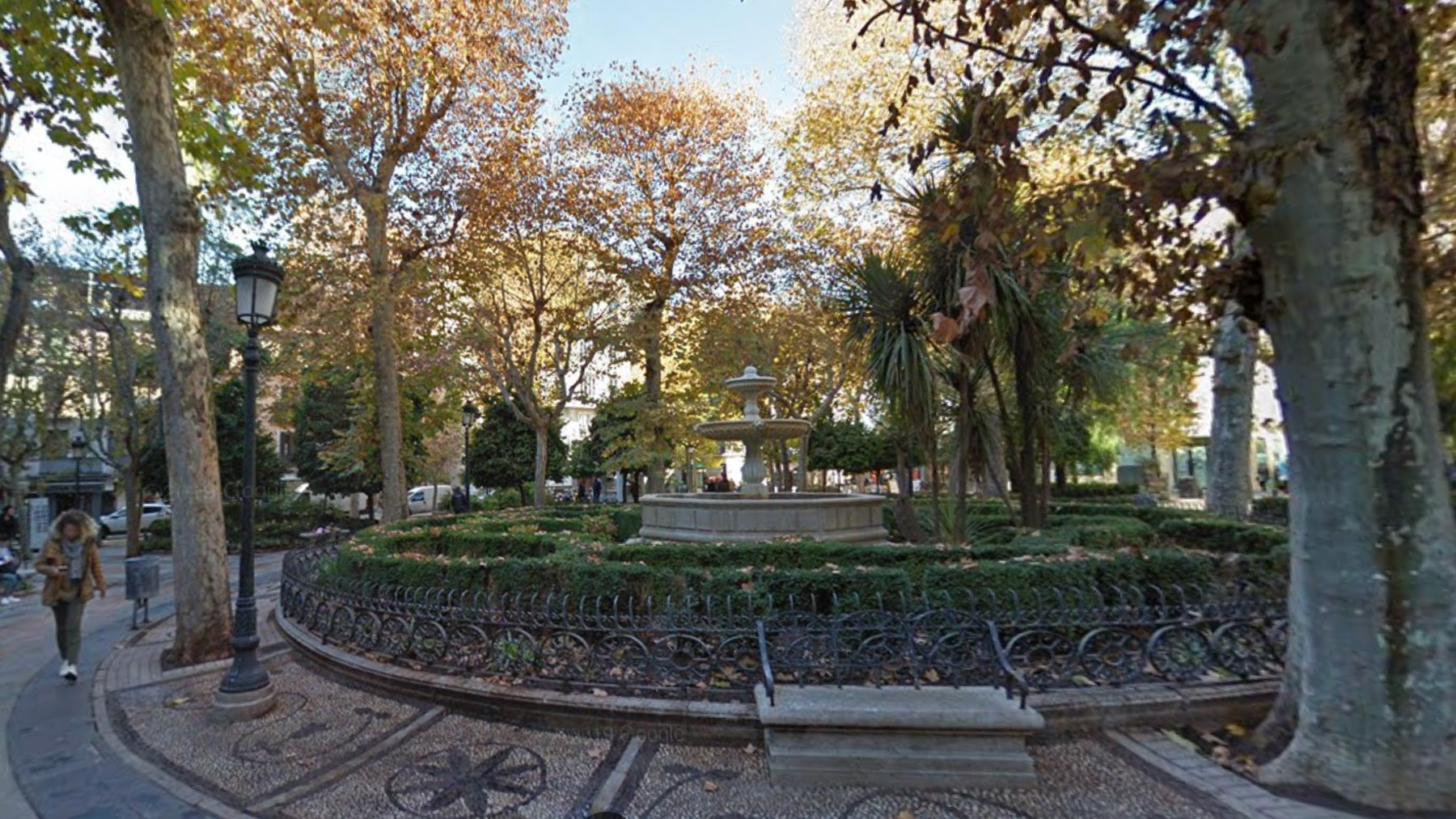 Plaza de la Trinidad de Granada, donde fue localizado el joven.