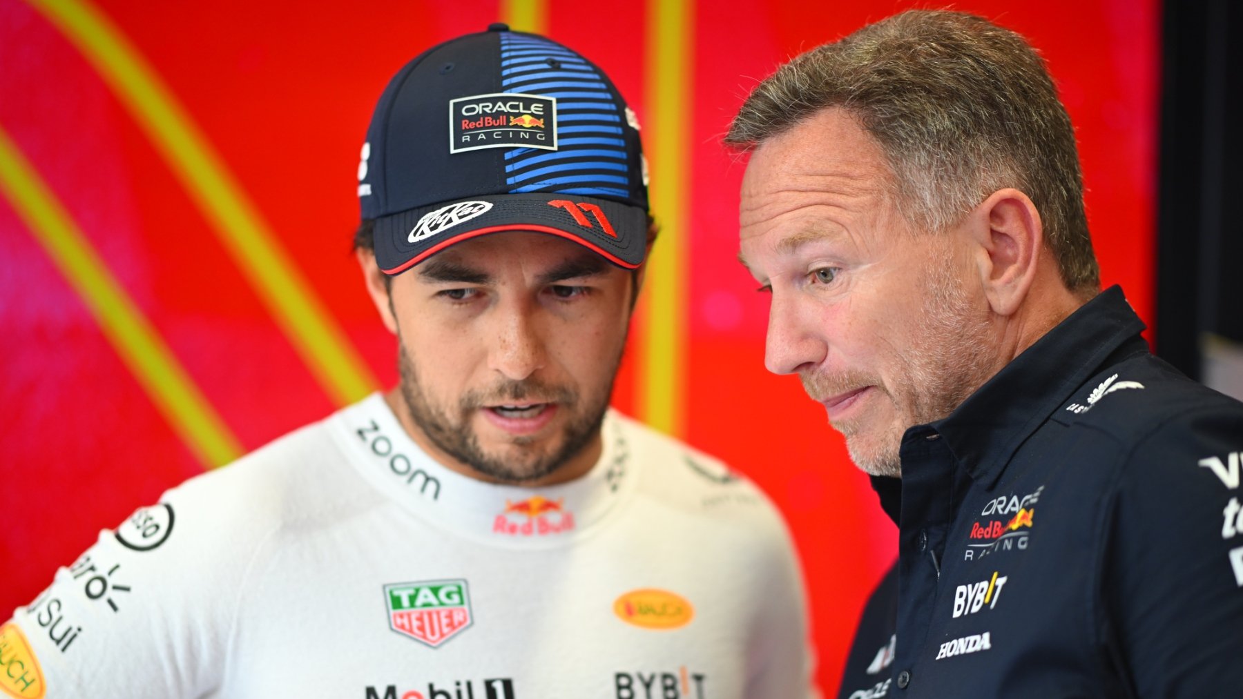 Checo Pérez con Christian Horner en el garaje de Red Bull. (Getty)