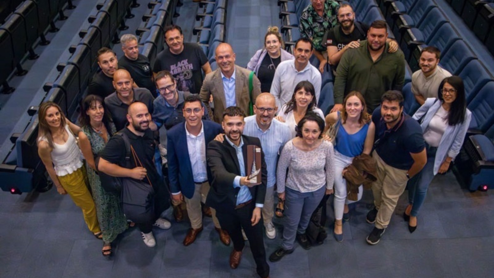 El equipo del Ayuntamiento con el premio.