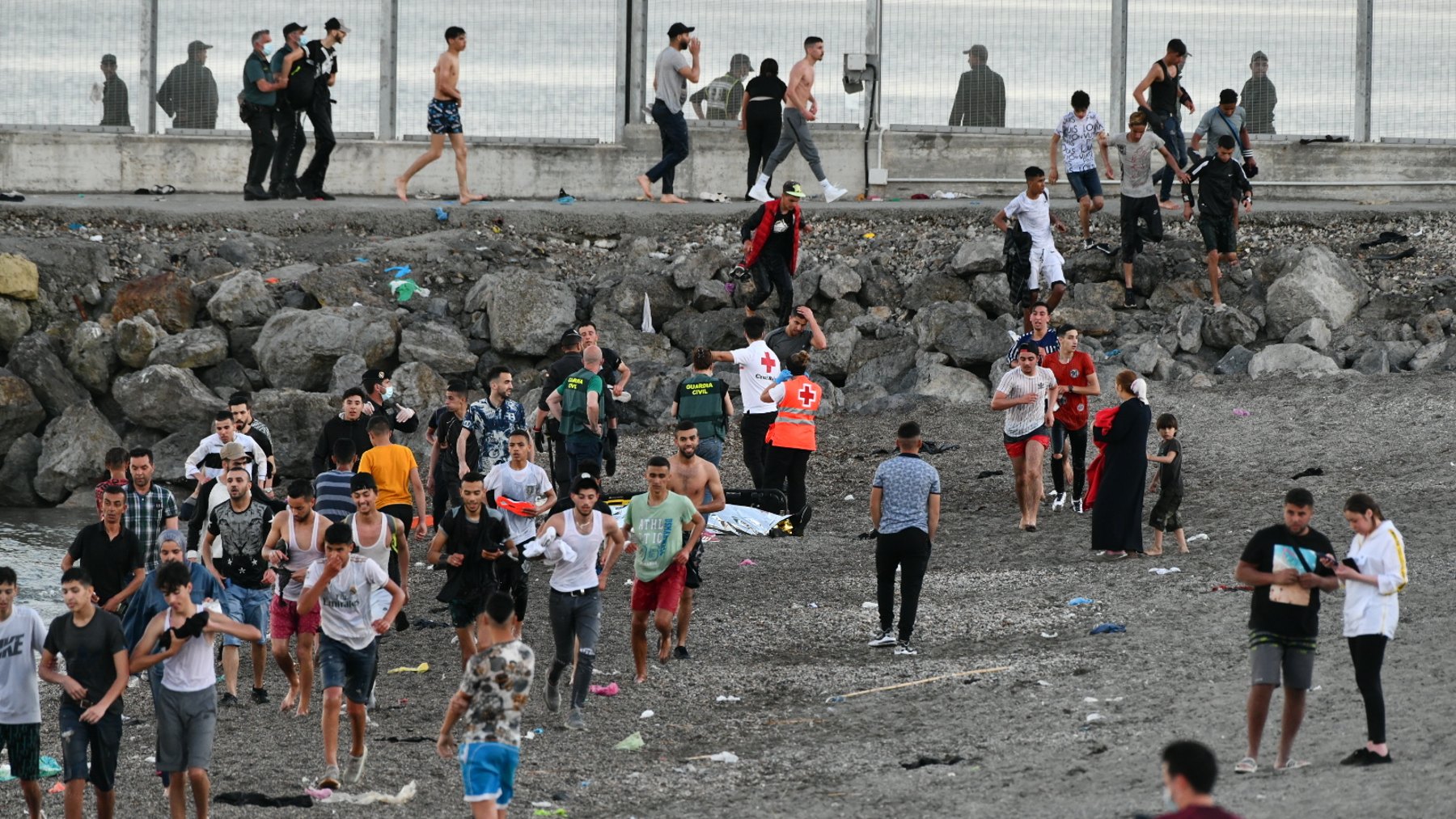 Inmigrantes marroquíes cruzan a Ceuta durante la invasión migratoria de mayo de 2021. (Foto: EP)