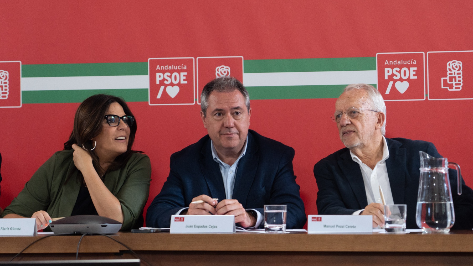 El presidente del PSOE de Andalucía, Manuel Pezzi (d), junto a Juan Espadas y Ángeles Férriz. (Foto: EP)
