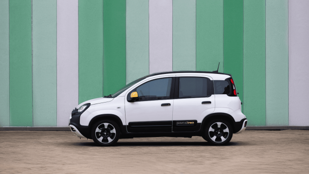 Nuevo Fiat Panda en blanco estacionado.
