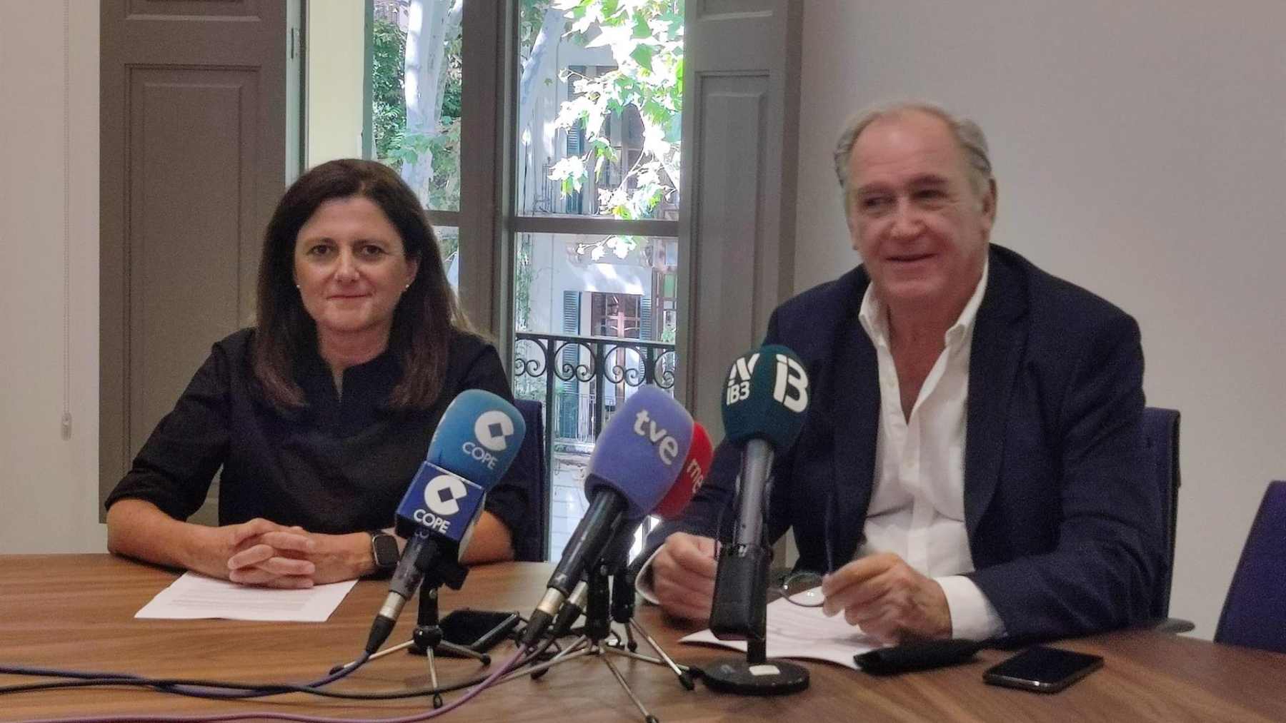 La vicedecana y el decano del Colegio de Abogados de Baleares, Carmen López y Martín Aleñar, en rueda de prensa.