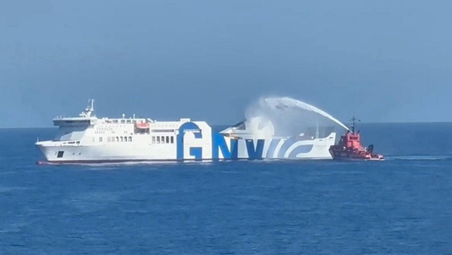Salvamento Marítimo acude al incendio de la embarcación.