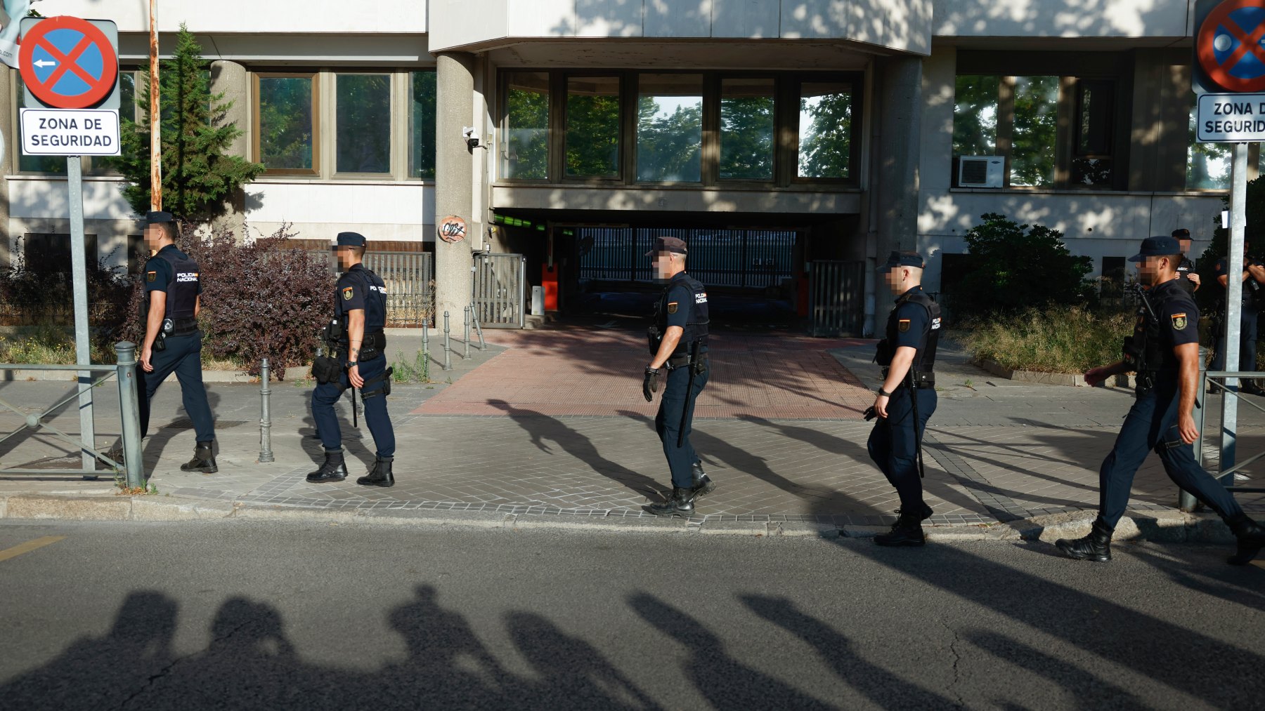 Policías delante del garaje de los juzgados de Plaza de Castilla. (Foto: Efe)