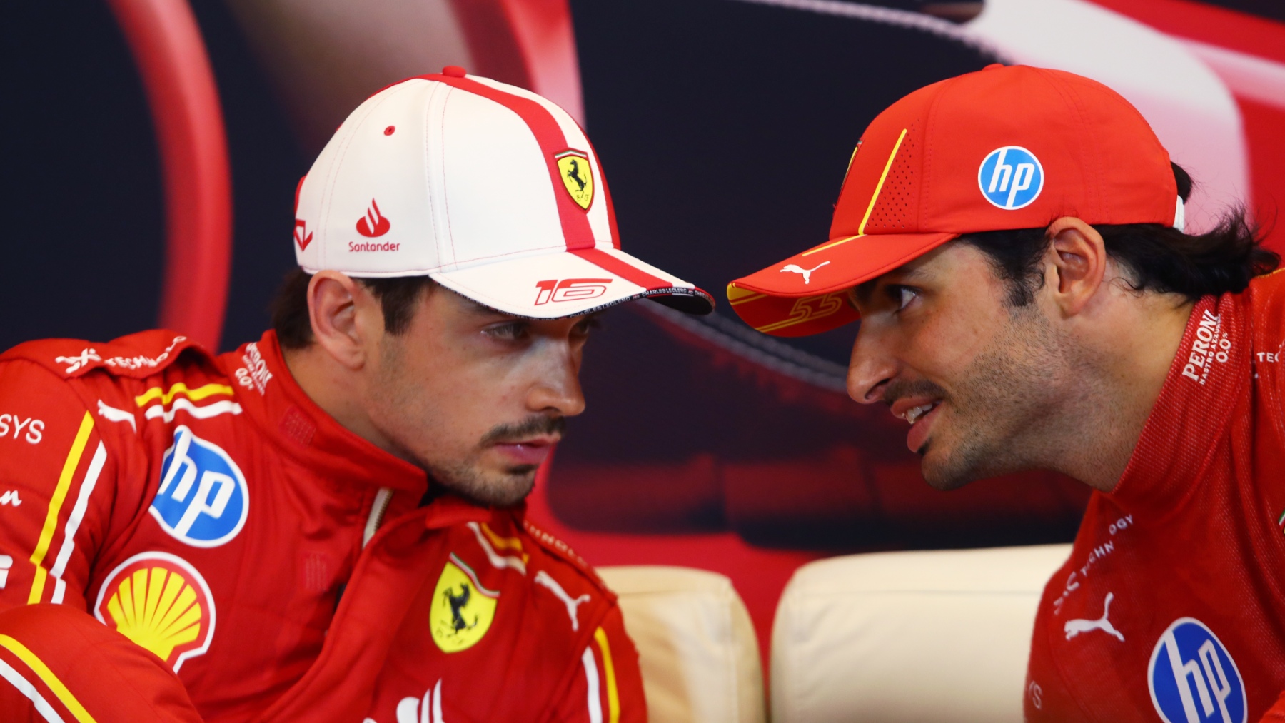 Carlos Sainz junto a Charles Leclerc, pilotos de Ferrari. (Getty)