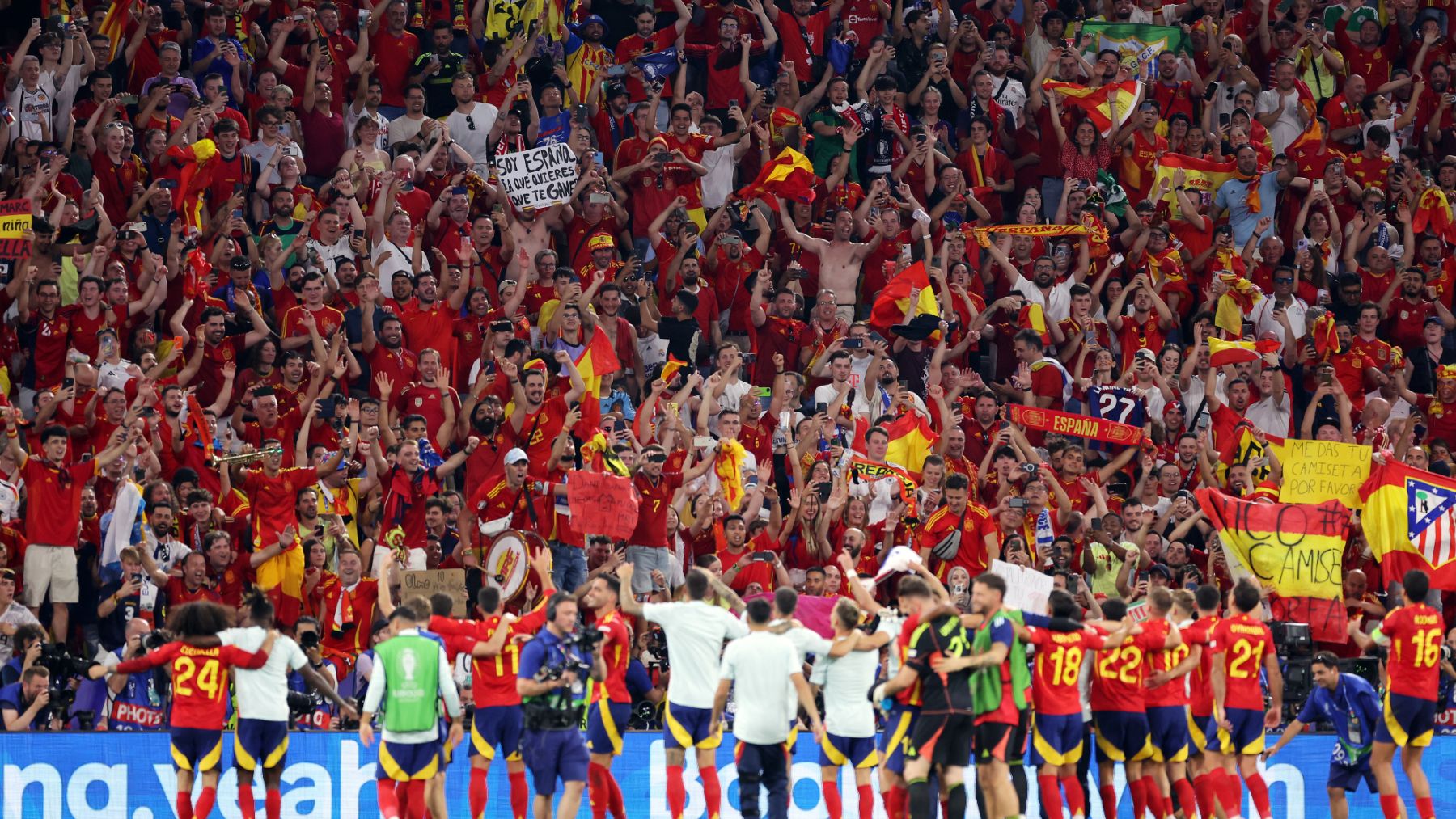 Los jugadores de España celebran la victoria contra Francia con la afición. (Getty)