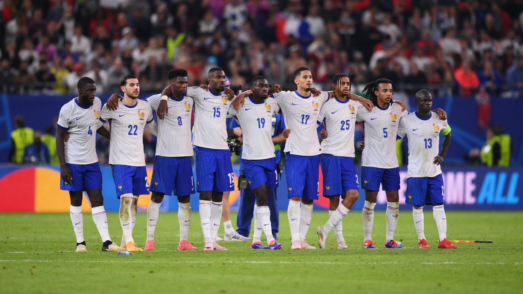 Los jugadores de Francia en la tanda de penaltis contra Portugal. (Getty)