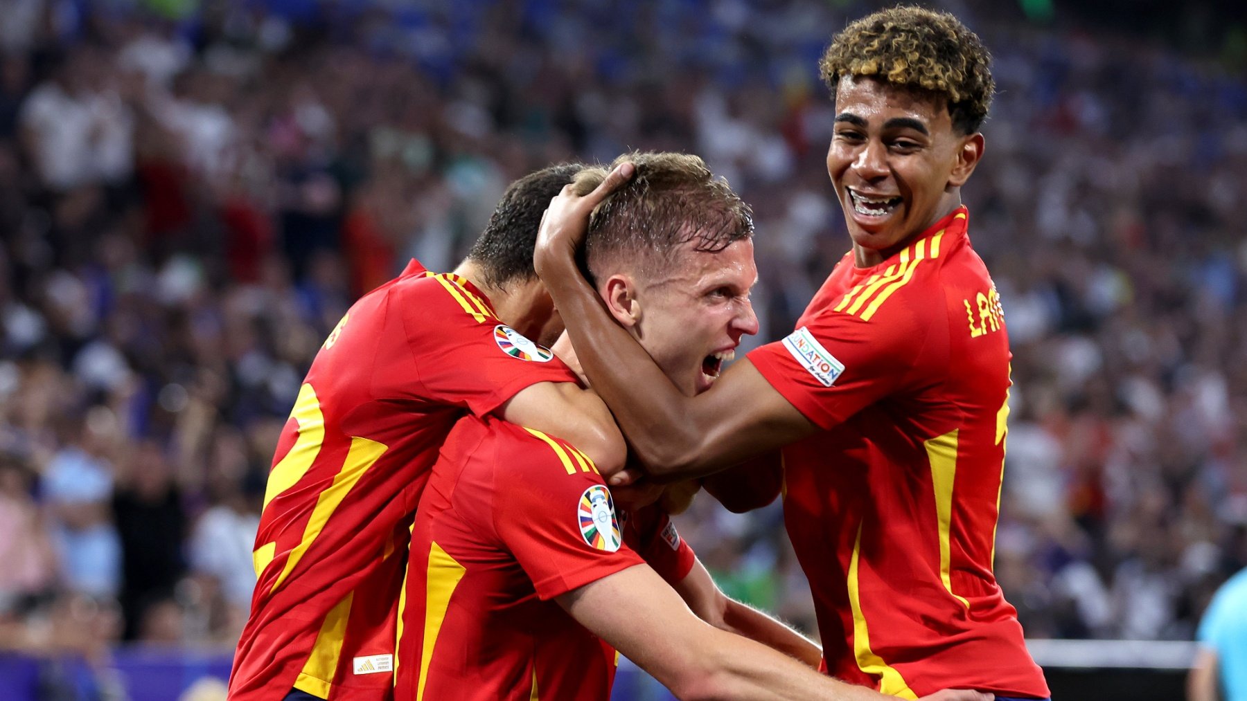 Lamine Yamal y Dani Olmo celebran un gol de España. (Getty)