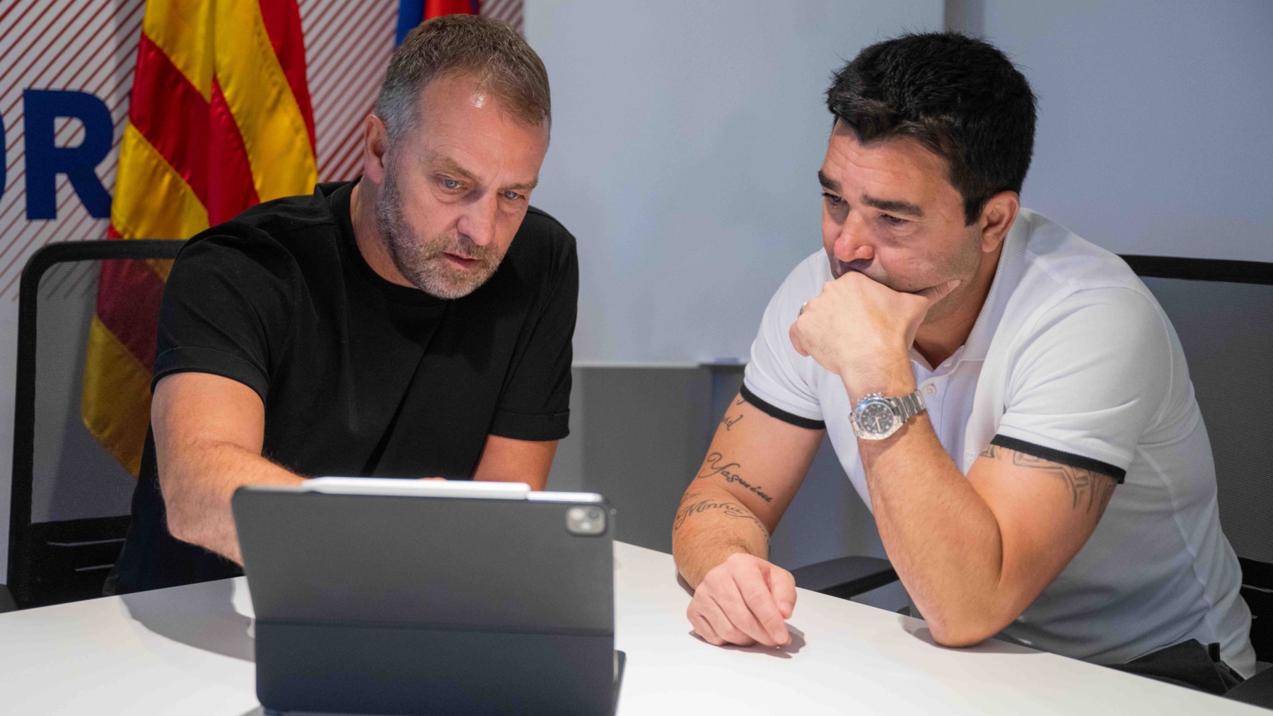 Hansi Flick y Deco analizan la pretemporada del Barcelona. (@FCBarcelona_es)