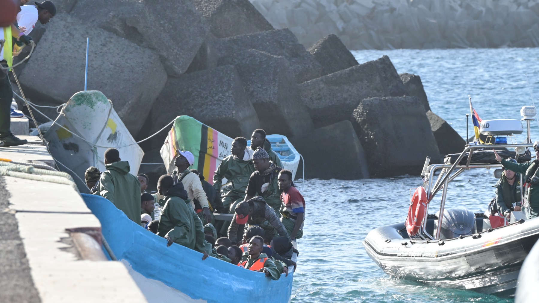 Inmigrantes ilegales llegando a Canarias. (Foto: EP)
