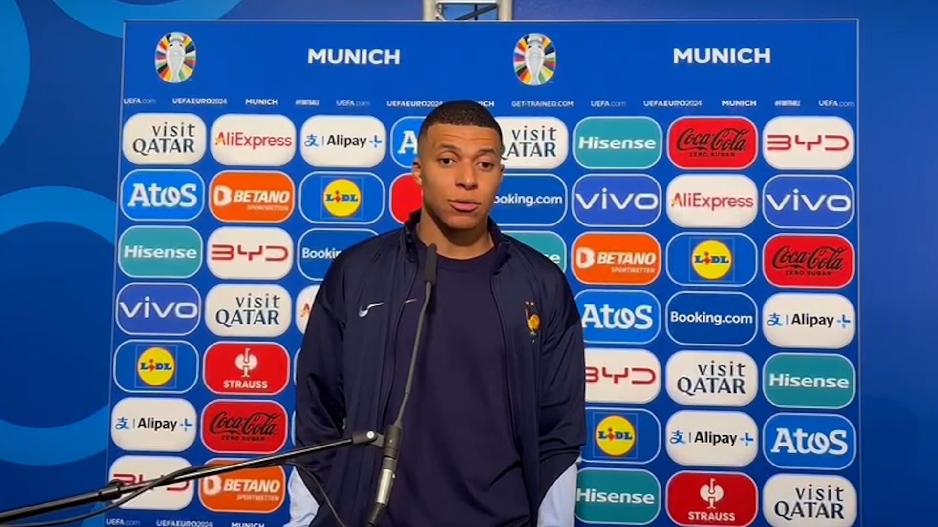 Mbappé atiende a la prensa tras perder con España.