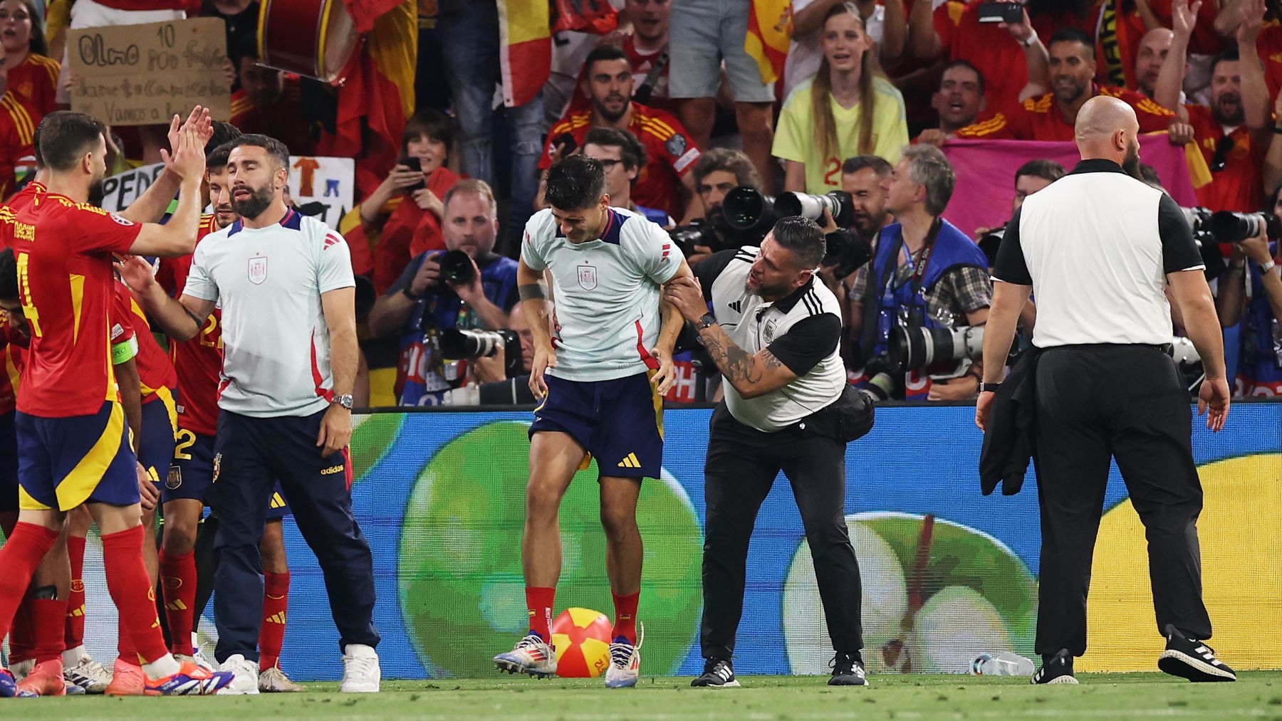 Álvaro Morata en el momento de esta escena con el miembro de seguridad. (Getty)